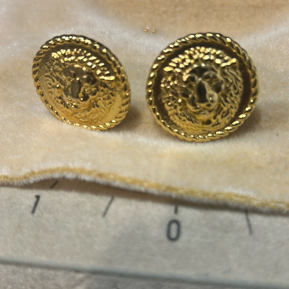 Gianni Versace Profumi lion earrings good condition clip one

Vintage jewelry